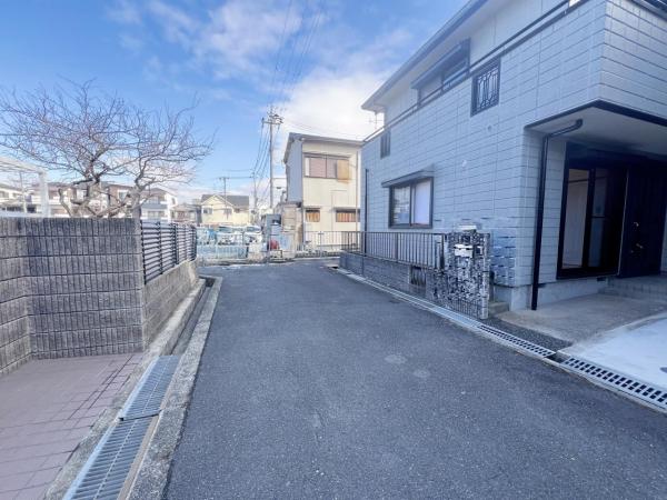 交野市私部４丁目 中古戸建 前面道路含む現地写真