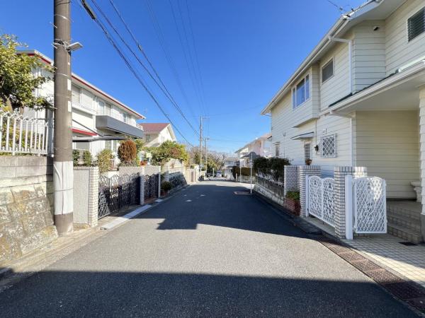 横須賀市湘南鷹取６丁目 中古戸建 前面道路含む現地写真