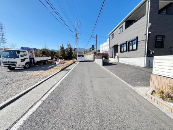 南足柄市岩原 中古一戸建 前面道路含む現地写真