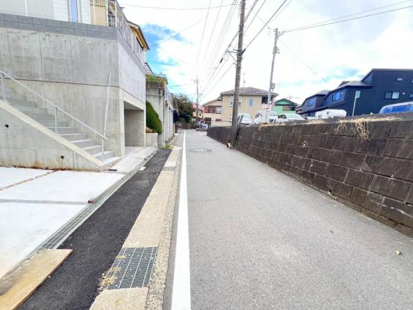 横浜市港南区東永谷3丁目4期 前面道路含む現地写真