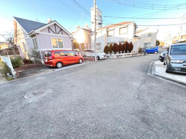 伊勢原市沼目５丁目 中古戸建 前面道路含む現地写真