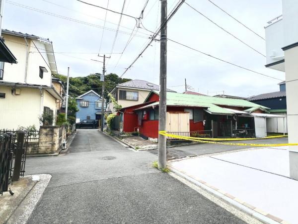 横浜市金沢区大道2丁目 前面道路含む現地写真