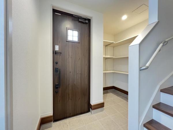 横須賀市追浜町１丁目 中古戸建 玄関