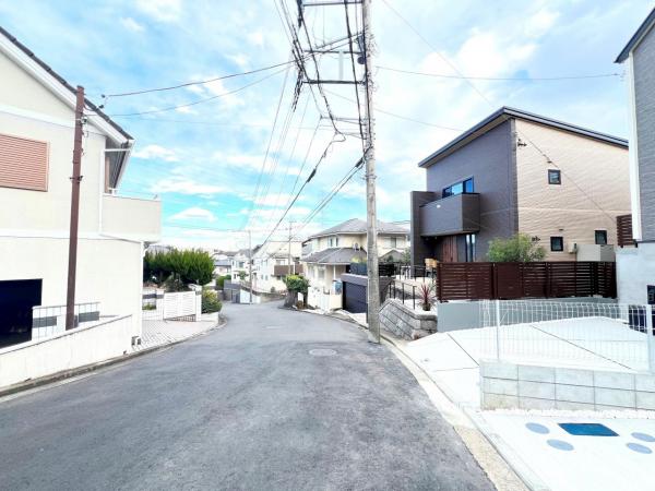横浜市青葉区榎が丘 新築戸建 前面道路含む現地写真