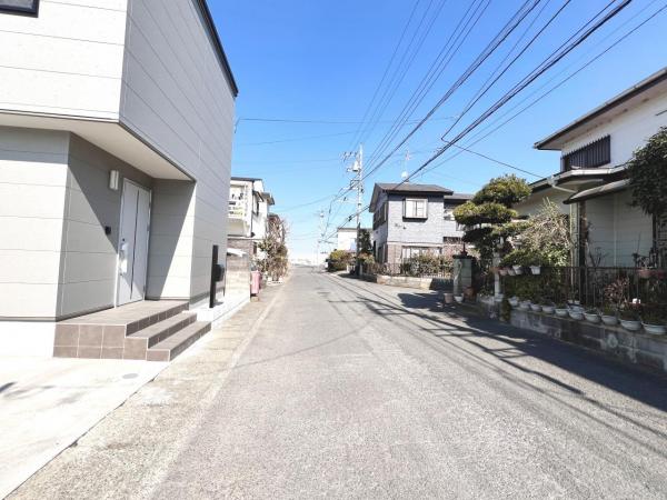 厚木市妻田北２丁目 新築戸建 前面道路含む現地写真