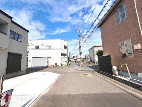 厚木市妻田北２丁目 新築戸建 前面道路含む現地写真