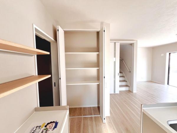 厚木市妻田北２丁目 新築戸建 収納