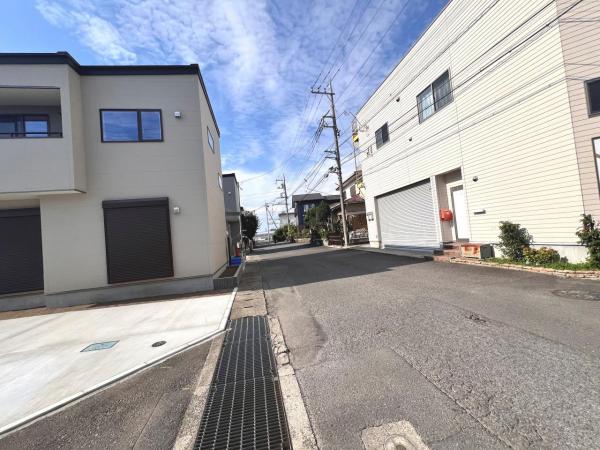 厚木市妻田北２丁目 新築戸建 前面道路含む現地写真