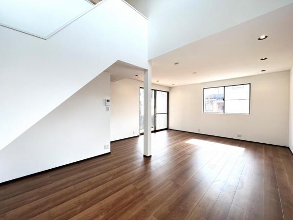 横浜市旭区上白根２丁目 中古戸建 リビングダイニング