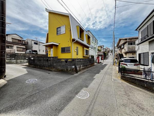 横須賀市浦上台１丁目 中古戸建 前面道路含む現地写真