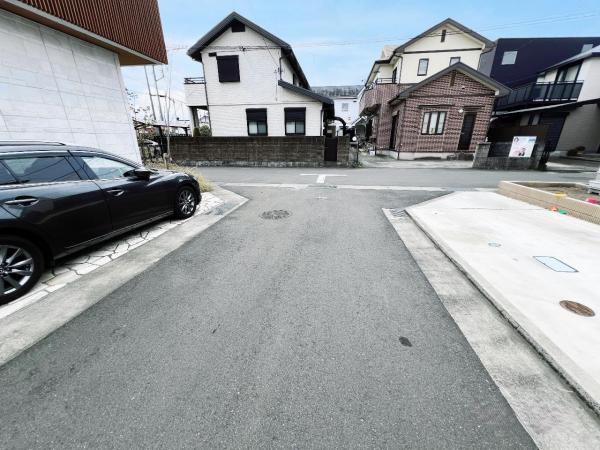 小田原市栢山 中古戸建 前面道路含む現地写真