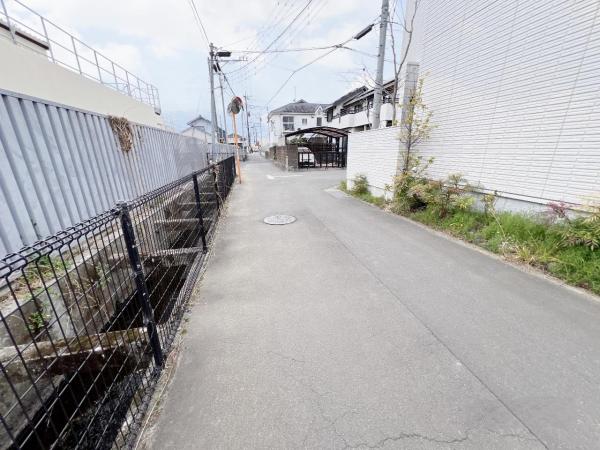 小田原市栢山 中古戸建 前面道路含む現地写真