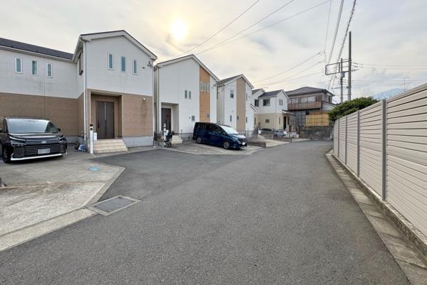 伊勢原市田中 中古戸建 前面道路含む現地写真