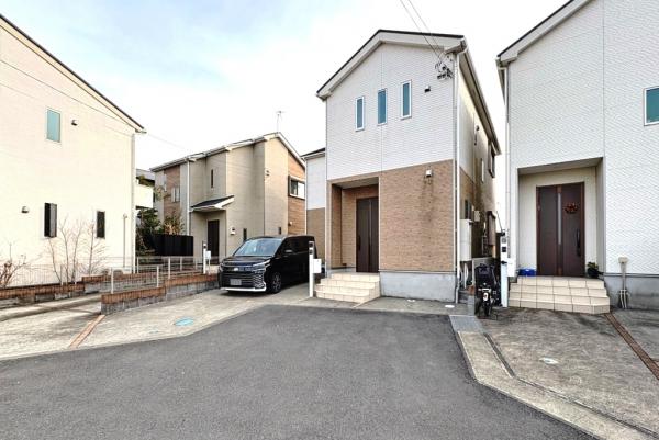 伊勢原市田中 中古一戸建 前面道路含む現地写真