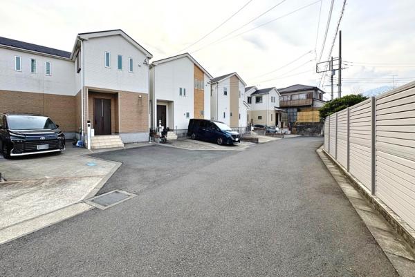 伊勢原市田中 中古一戸建 前面道路含む現地写真