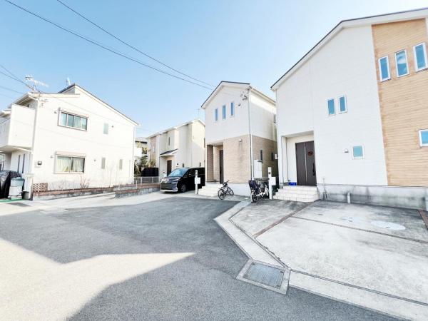 伊勢原市田中 中古一戸建 前面道路含む現地写真