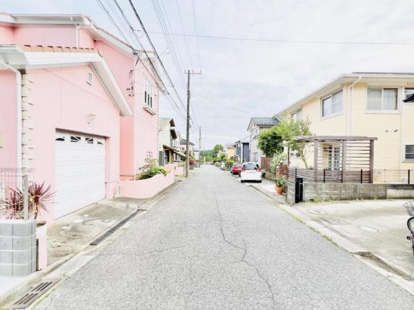緑区あすみが丘8丁目 前面道路含む現地写真