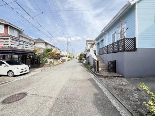 横浜市青葉区美しが丘西２丁目 中古戸建 前面道路含む現地写真
