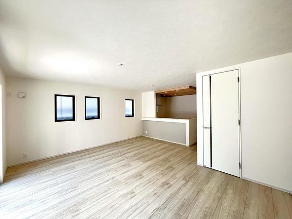 横浜市金沢区富岡西２期　 戸建 リビングダイニング