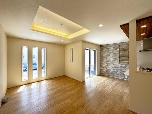 横須賀市ハイランド３丁目 戸建 リビングダイニング