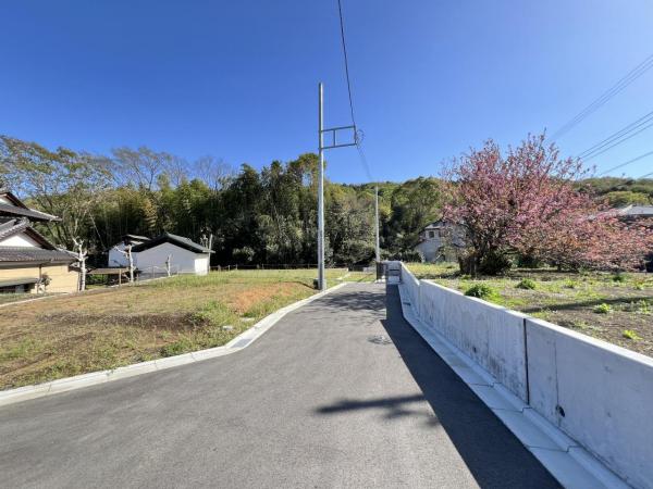 秦野市渋沢 建築条件付売地 前面道路含む現地写真