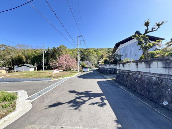 秦野市渋沢 建築条件付売地 前面道路含む現地写真