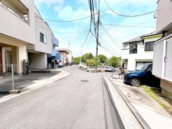 横浜市西区境之谷戸建2 前面道路含む現地写真