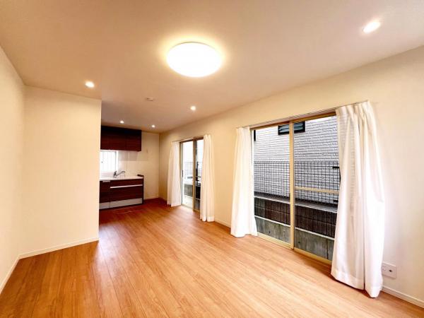 横浜市西区境之谷戸建2 リビングダイニング