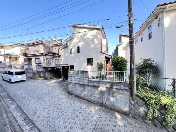 厚木市飯山南１丁目 中古戸建 前面道路含む現地写真
