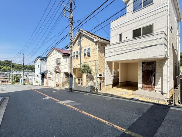 横浜市金沢区富岡西７丁目 戸建 前面道路含む現地写真