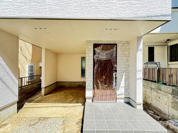 横浜市金沢区富岡西７丁目 戸建 玄関