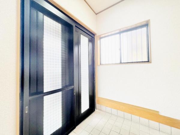 千葉市緑区古市場町 中古戸建 玄関