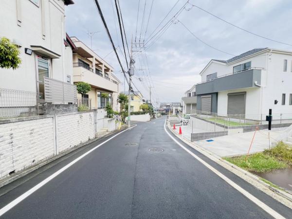 横浜市緑区いぶき野22番　2期 前面道路含む現地写真