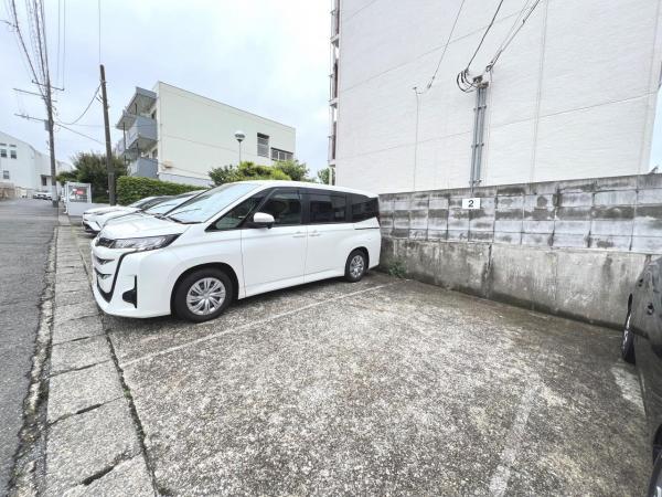 百合丘ハイツ 敷地内駐車場