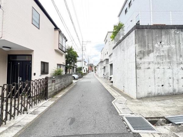 川崎市宮前区東有馬２丁目 中古戸建 前面道路含む現地写真