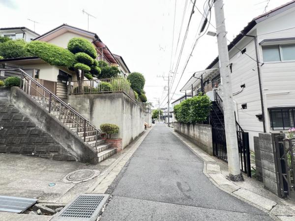 川崎市宮前区東有馬２丁目 中古戸建 前面道路含む現地写真