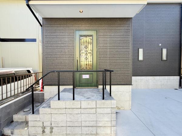 横須賀市ハイランド３丁目 戸建 玄関