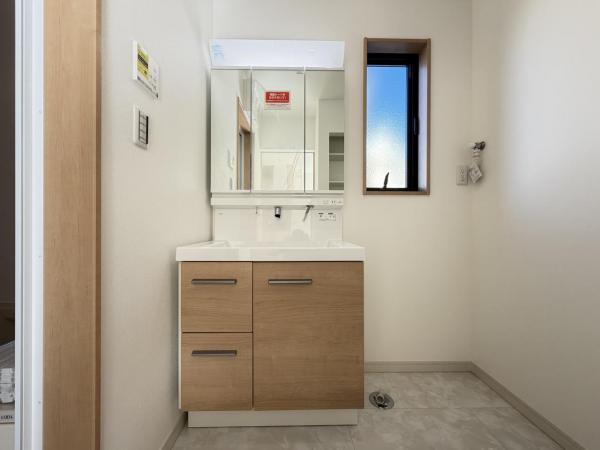 横須賀市ハイランド３丁目 戸建 前面道路含む現地写真