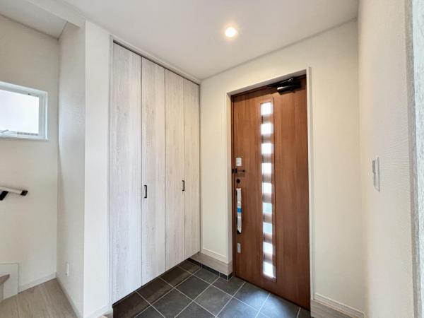 横浜市金沢区富岡東６丁目 戸建 玄関