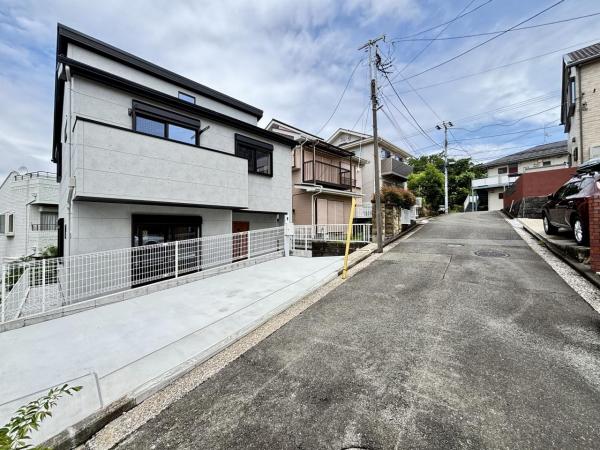 横浜市金沢区富岡東６丁目 戸建 前面道路含む現地写真