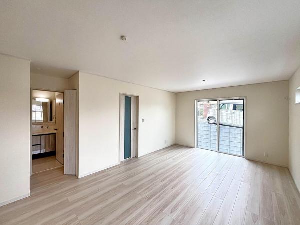 横浜市金沢区富岡東６丁目 戸建 リビングダイニング