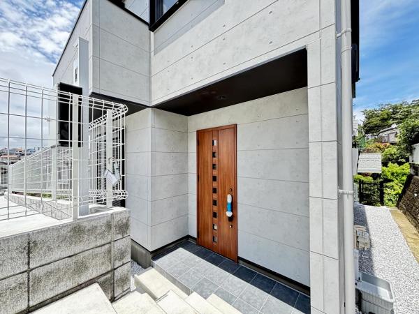 横浜市金沢区富岡東６丁目 戸建 玄関