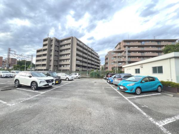 岡上住宅2号棟 敷地内駐車場