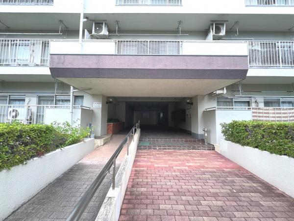 岡上住宅2号棟 エントランス（外）