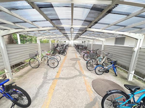 岡上住宅2号棟 駐輪場