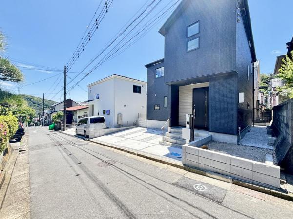 横須賀市粟田１丁目 戸建 前面道路含む現地写真