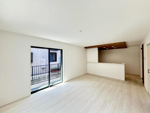 横須賀市粟田１丁目 戸建 リビングダイニング