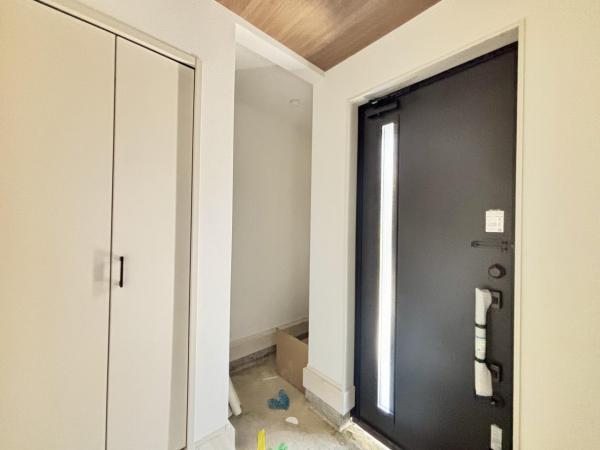 横須賀市粟田１丁目 戸建 玄関