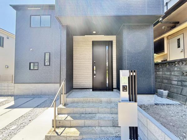 横須賀市粟田１丁目 戸建 玄関