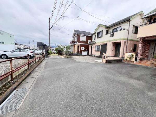 厚木市岡田２丁目 中古戸建 前面道路含む現地写真